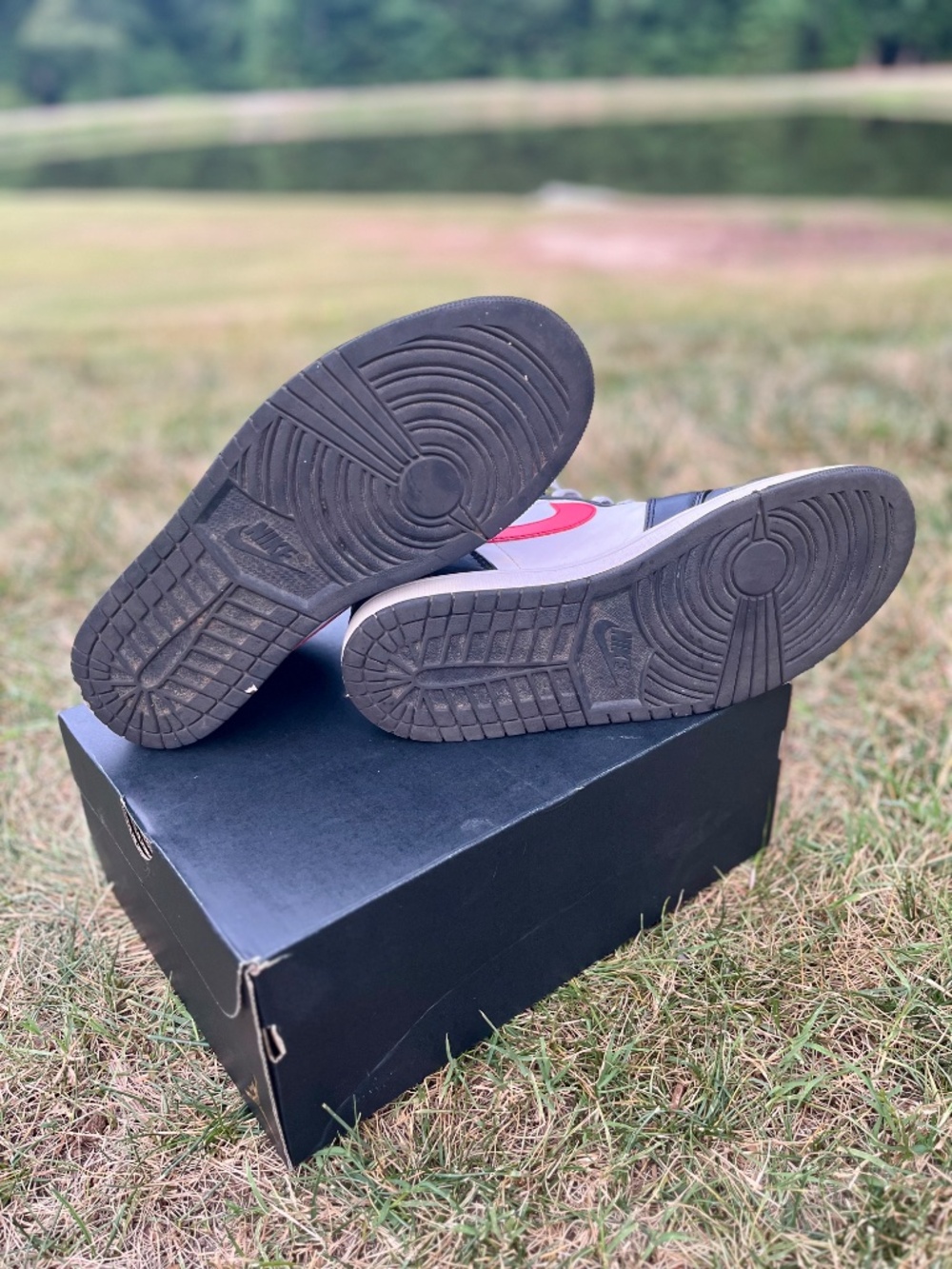 Jordan 1 Mid Bred Toe Size 11.5 Mens - Picture 6 of 7